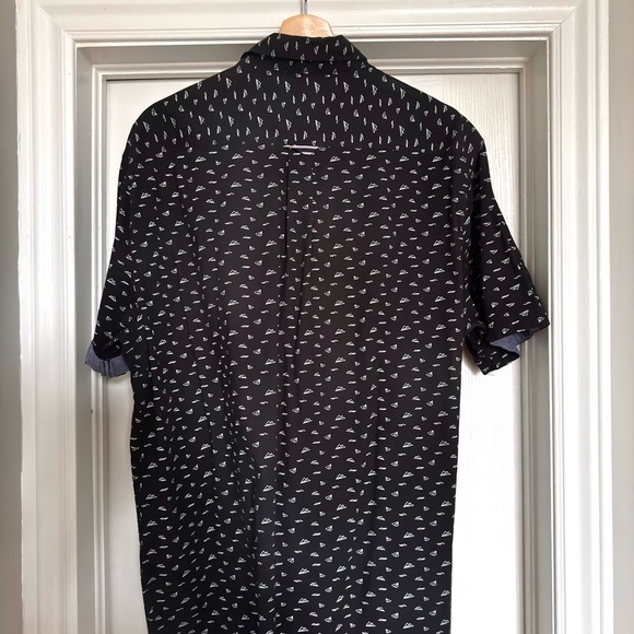 Black short sleeve shirt with paper plane motif - Picture 4 of 5